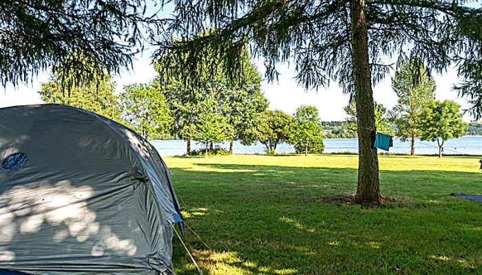 emplacement en bord de lac camping aveyron